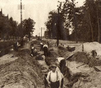 72253 Afbeelding van het leggen van leidingen langs de Vleutenseweg te Utrecht, als onderdeel van de werkzaamheden in ...